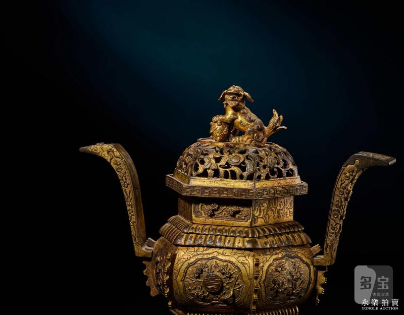 清乾隆 （宫廷）铜鎏金錾刻花卉纹狮钮三足炉 - 图5
